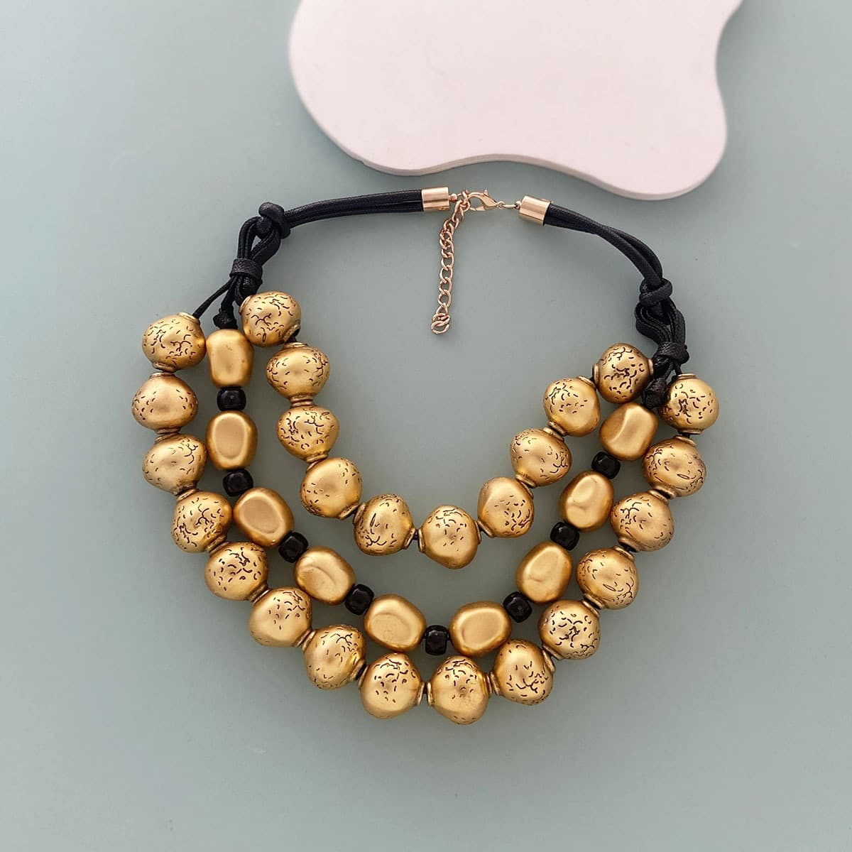 Collier tendance rétro trois rangs perles dorées noué à la main