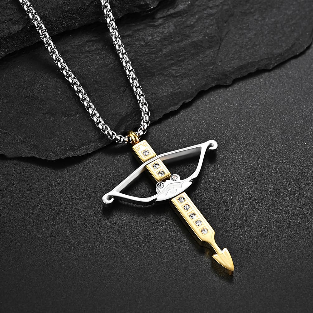 Collier tendance acier titane plaqué or 18K arc et flèche