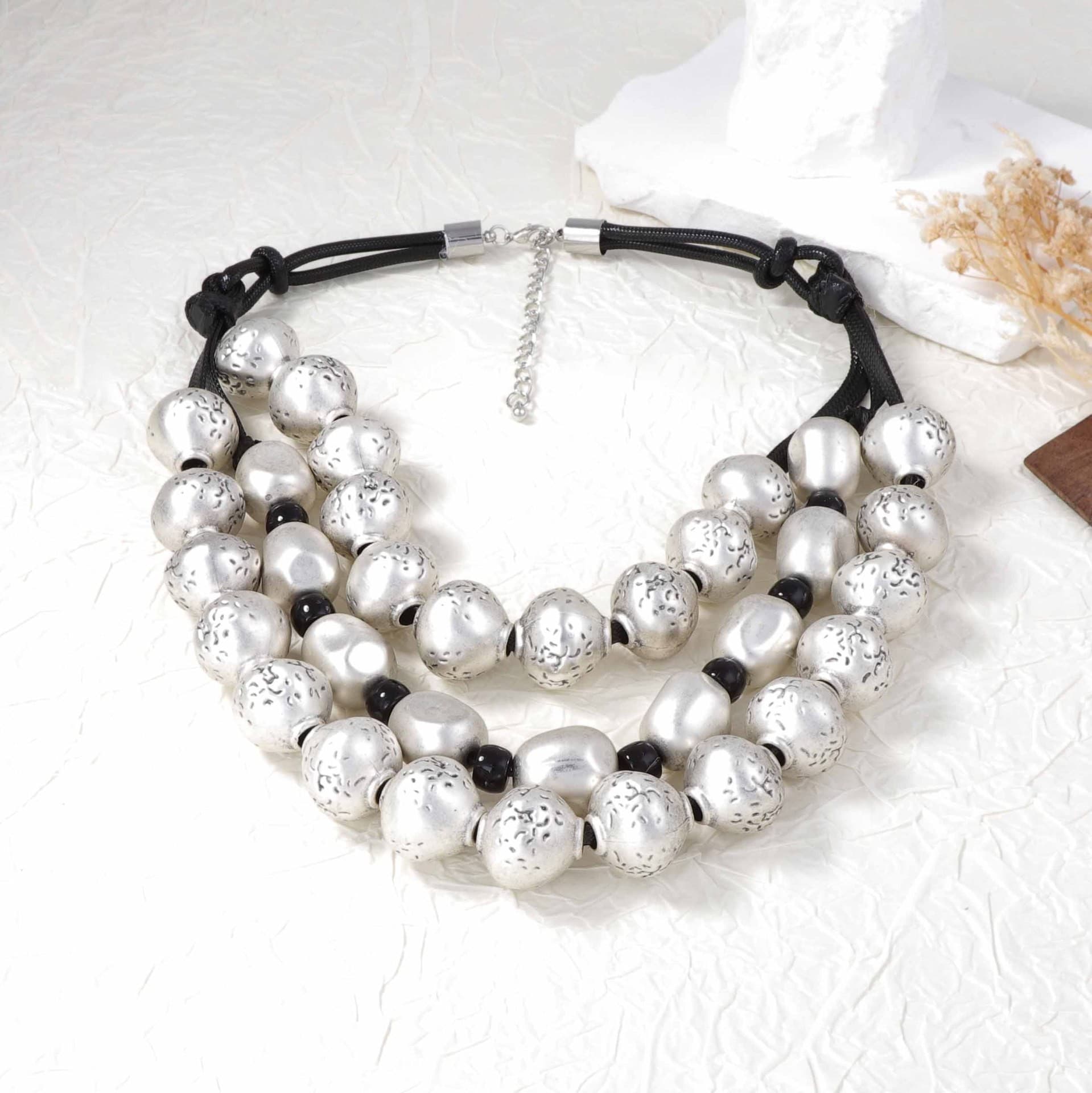 Collier tendance rétro trois rangs perles dorées noué à la main