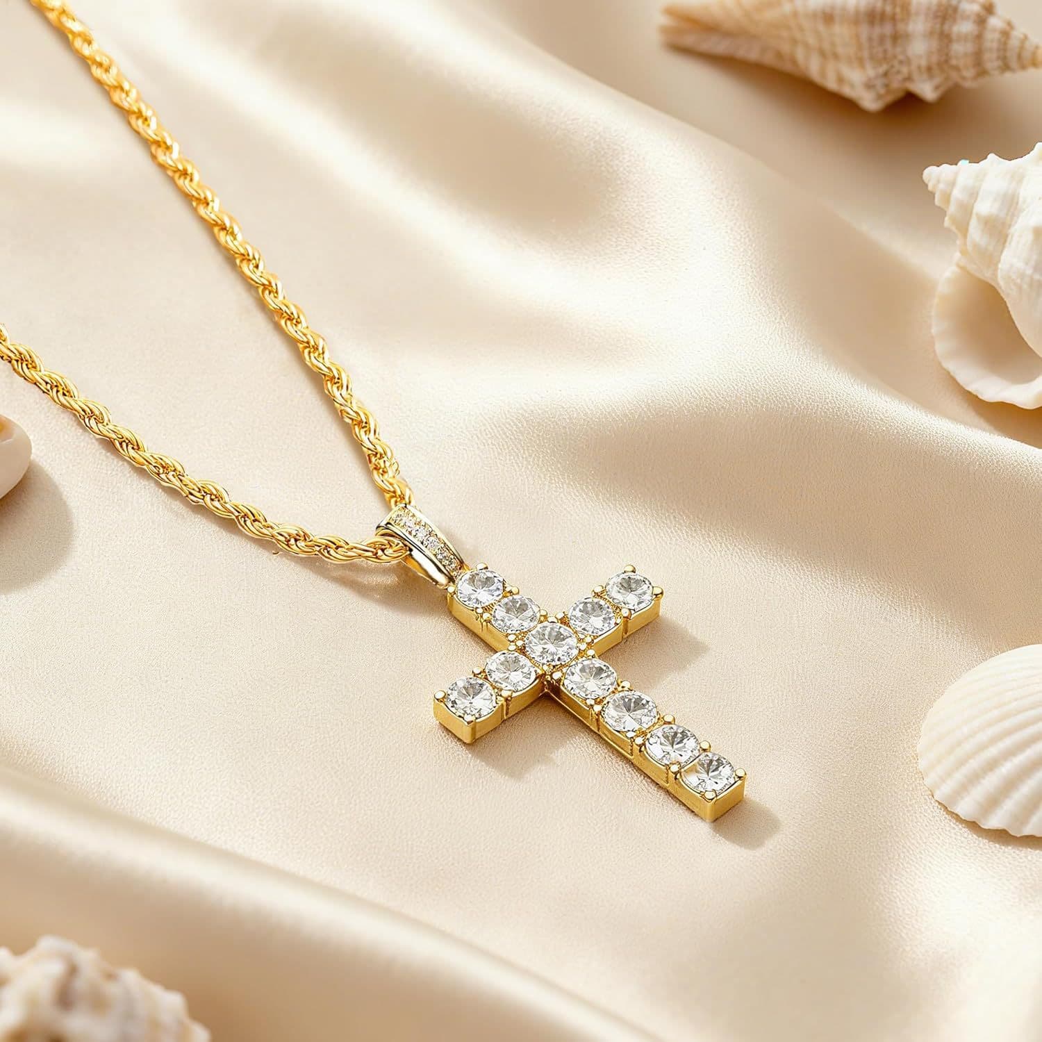 Collier pendentif tendance en or et zircon entièrement pavé