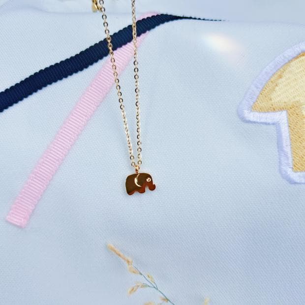 Collier éléphant porte-bonheur tendance or rose 18K