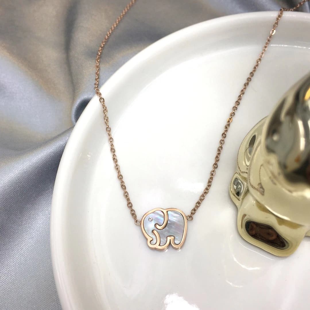 Collier éléphant porte-bonheur tendance or rose 18K