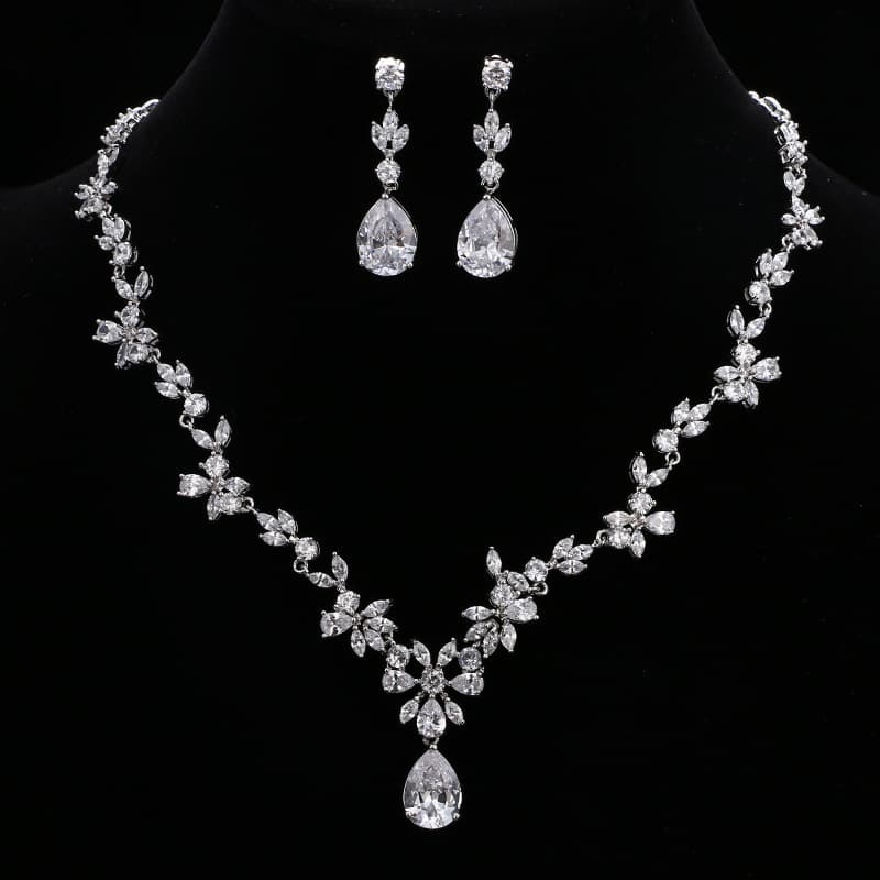 Boucles d’Oreilles et Collier Clous Élégant Tendance Petit Prix