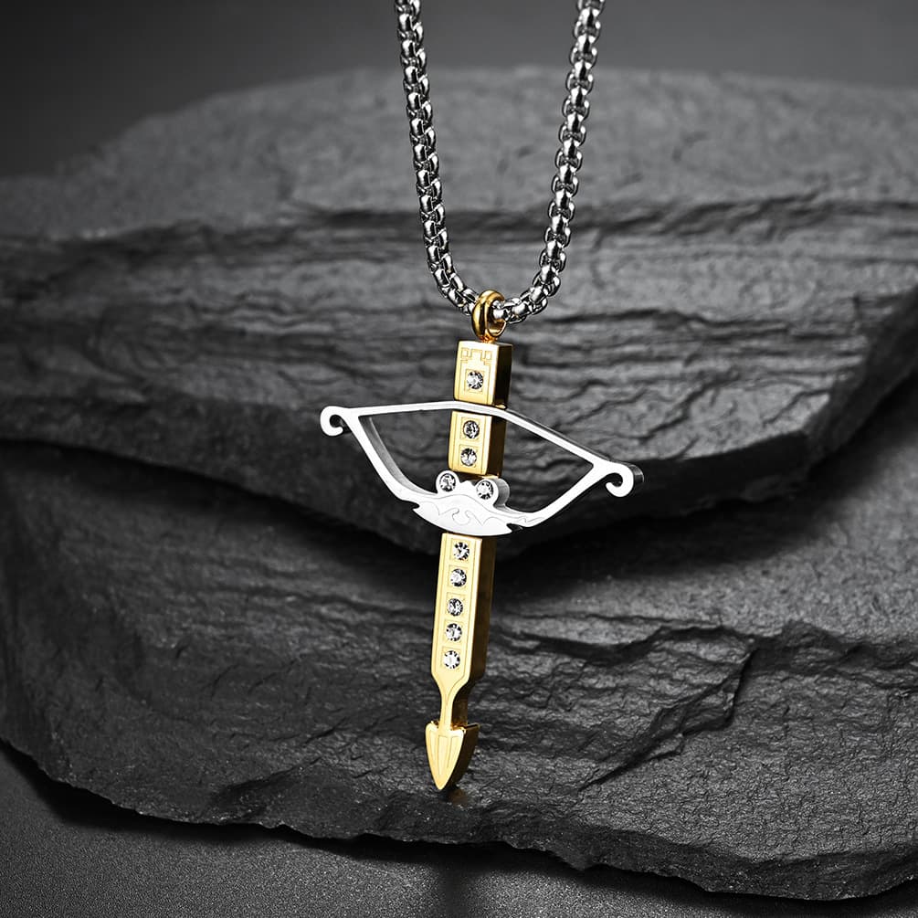 Collier tendance acier titane plaqué or 18K arc et flèche