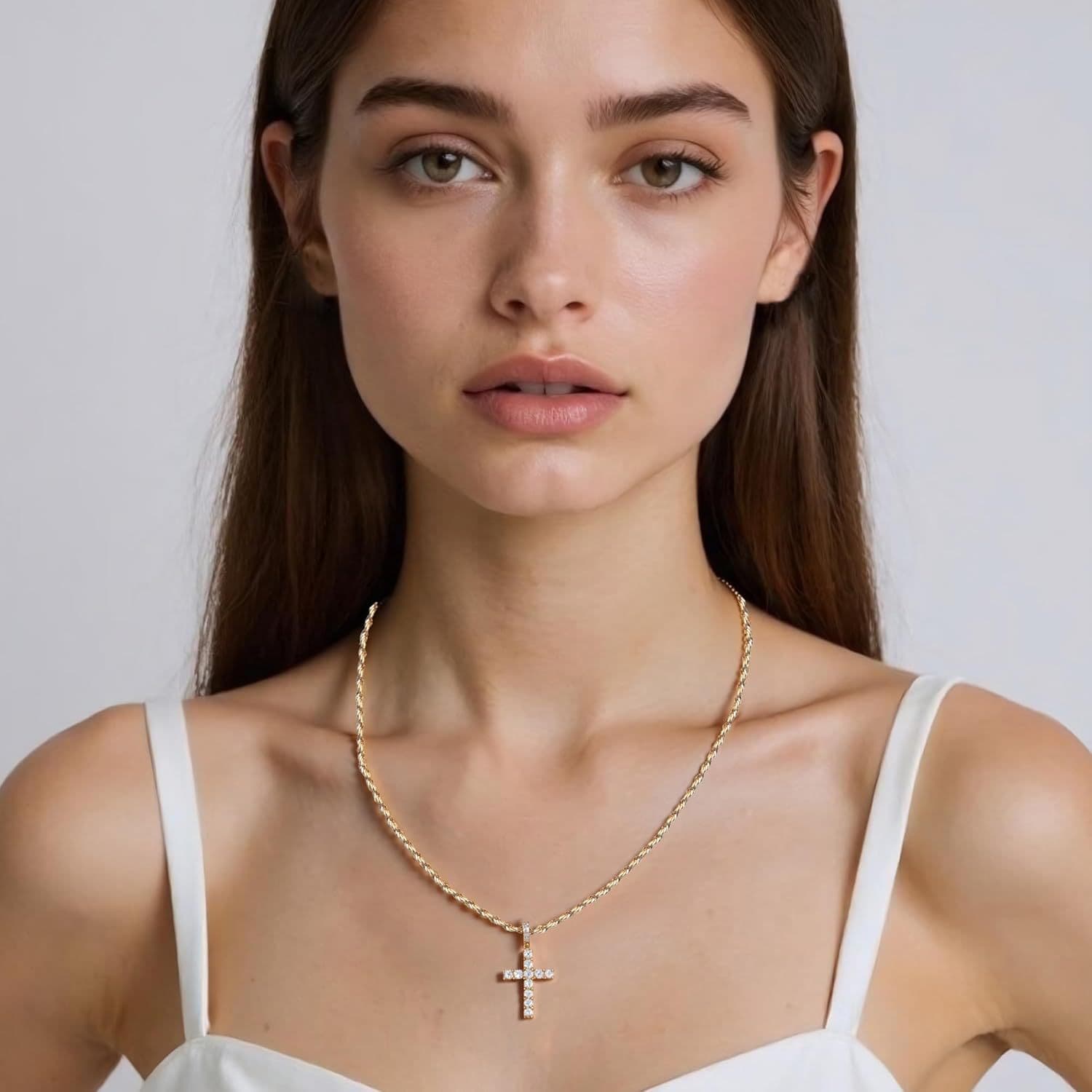 Collier pendentif tendance en or et zircon entièrement pavé