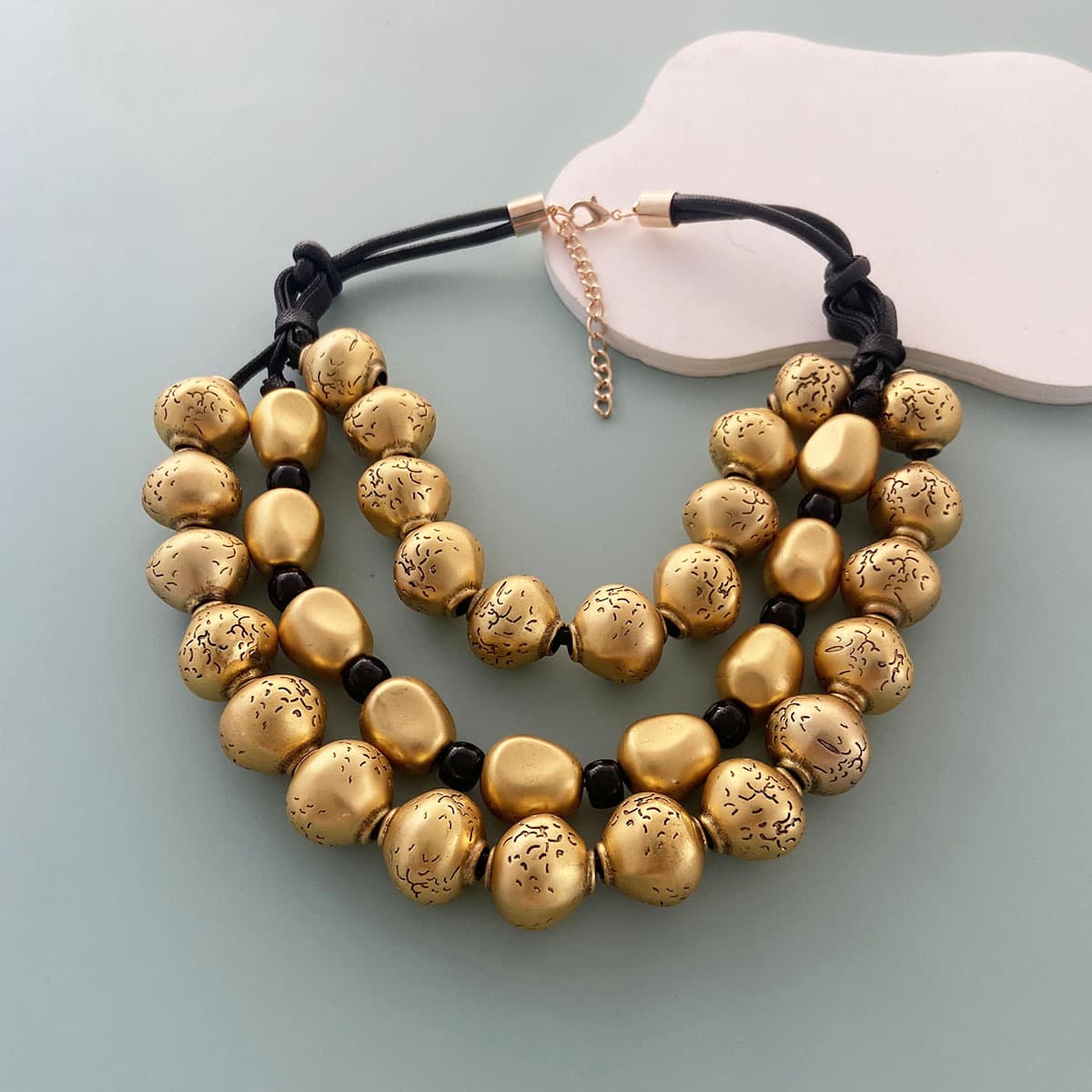 Collier tendance rétro trois rangs perles dorées noué à la main