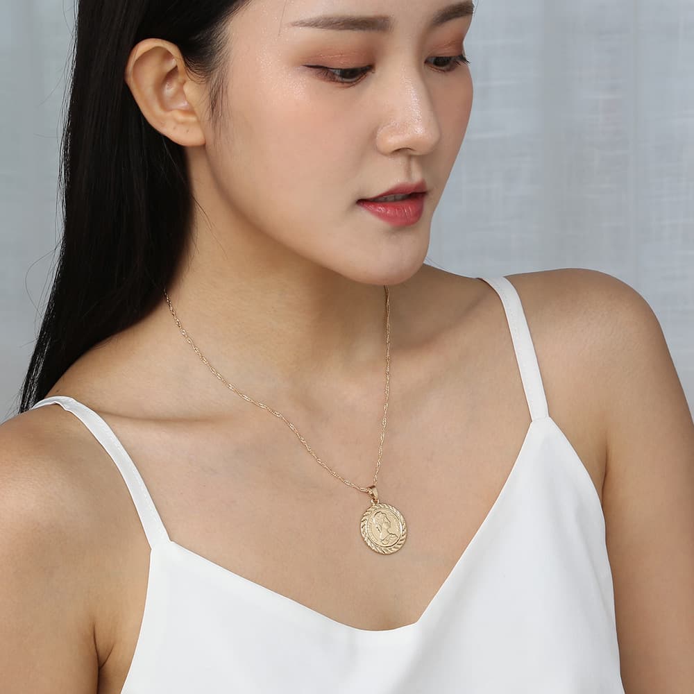 Collier pièce de monnaie tendance style influenceuse